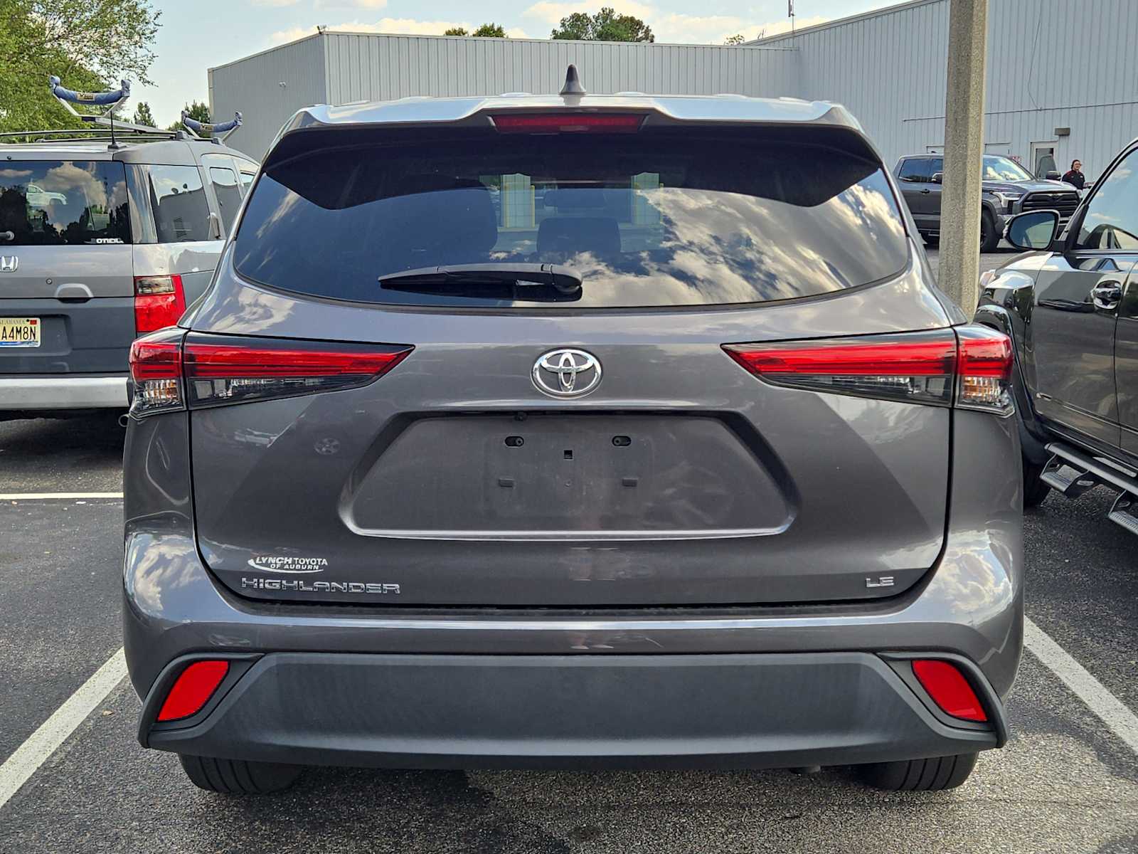 2022 Toyota Highlander LE photo 4