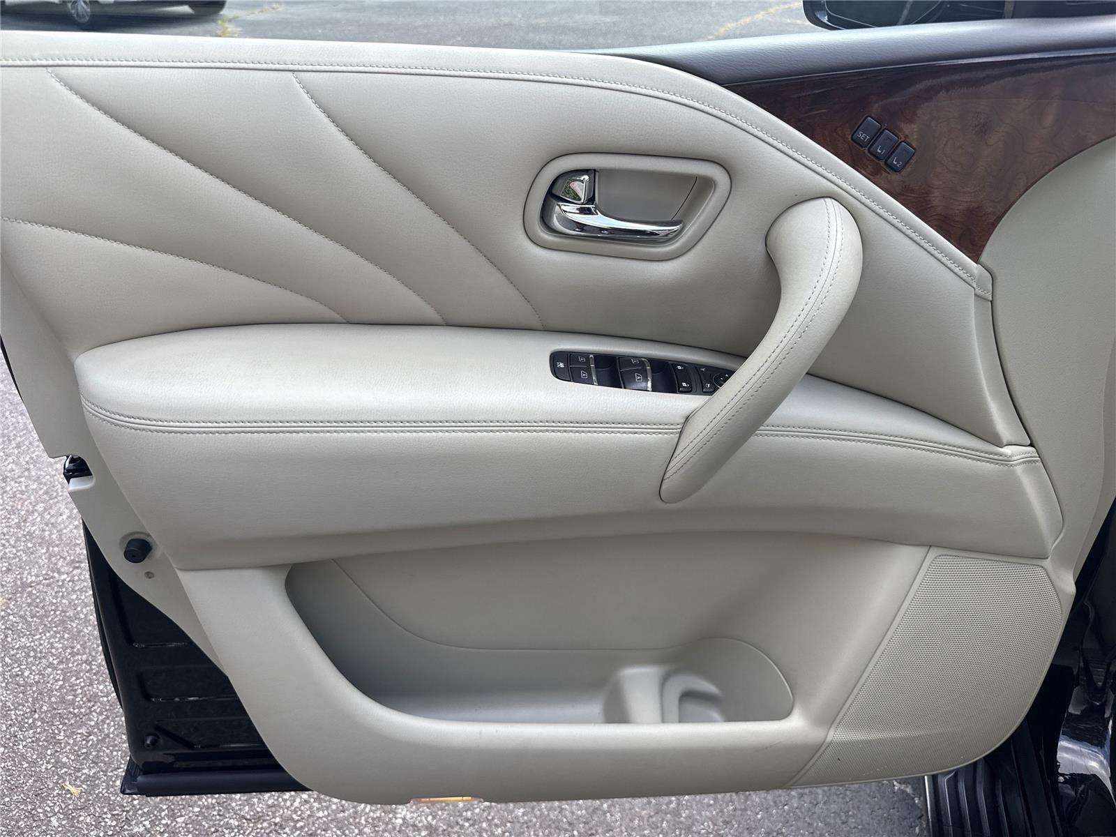 2017 Infiniti QX80 photo 14