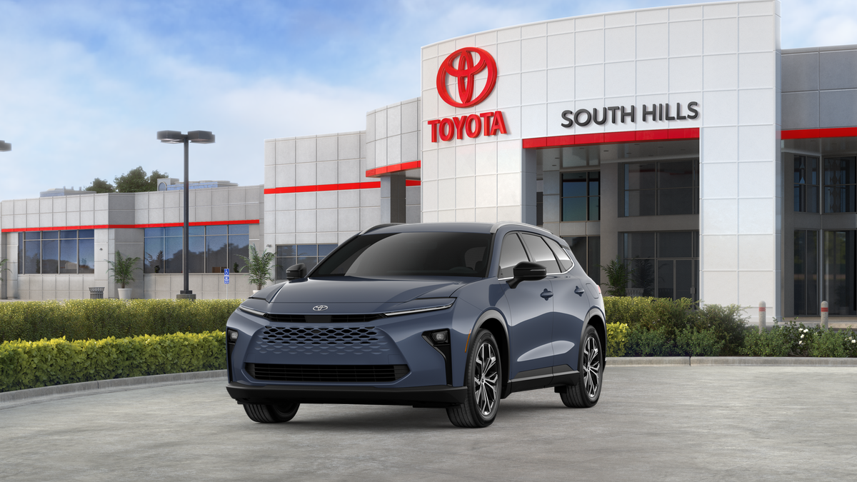 2025 Toyota Crown Signia XLE's photo