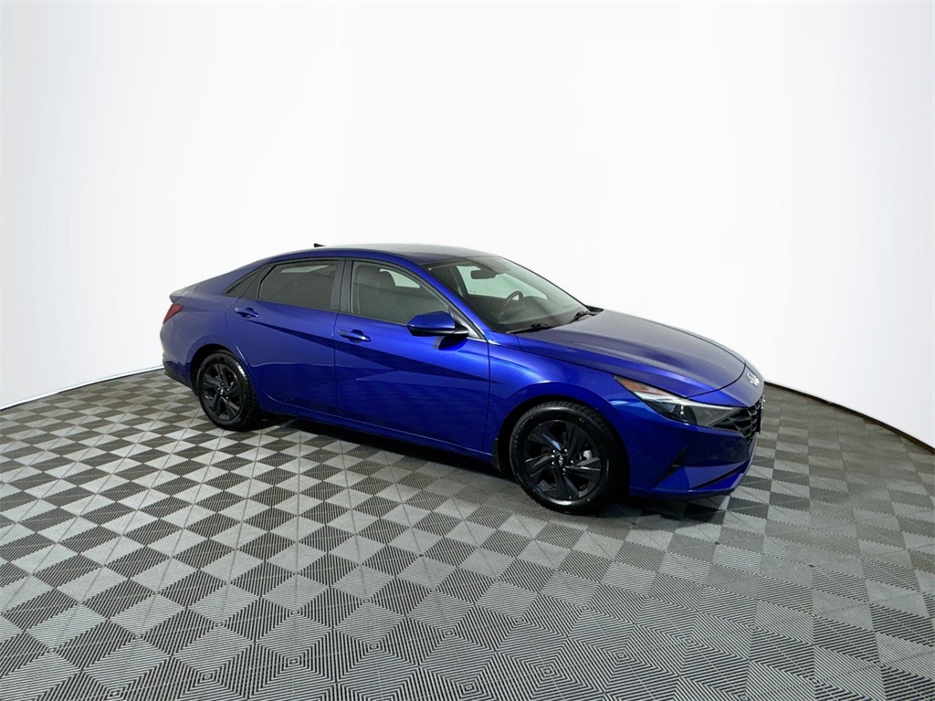 2022 Hyundai Elantra SEL photo 5