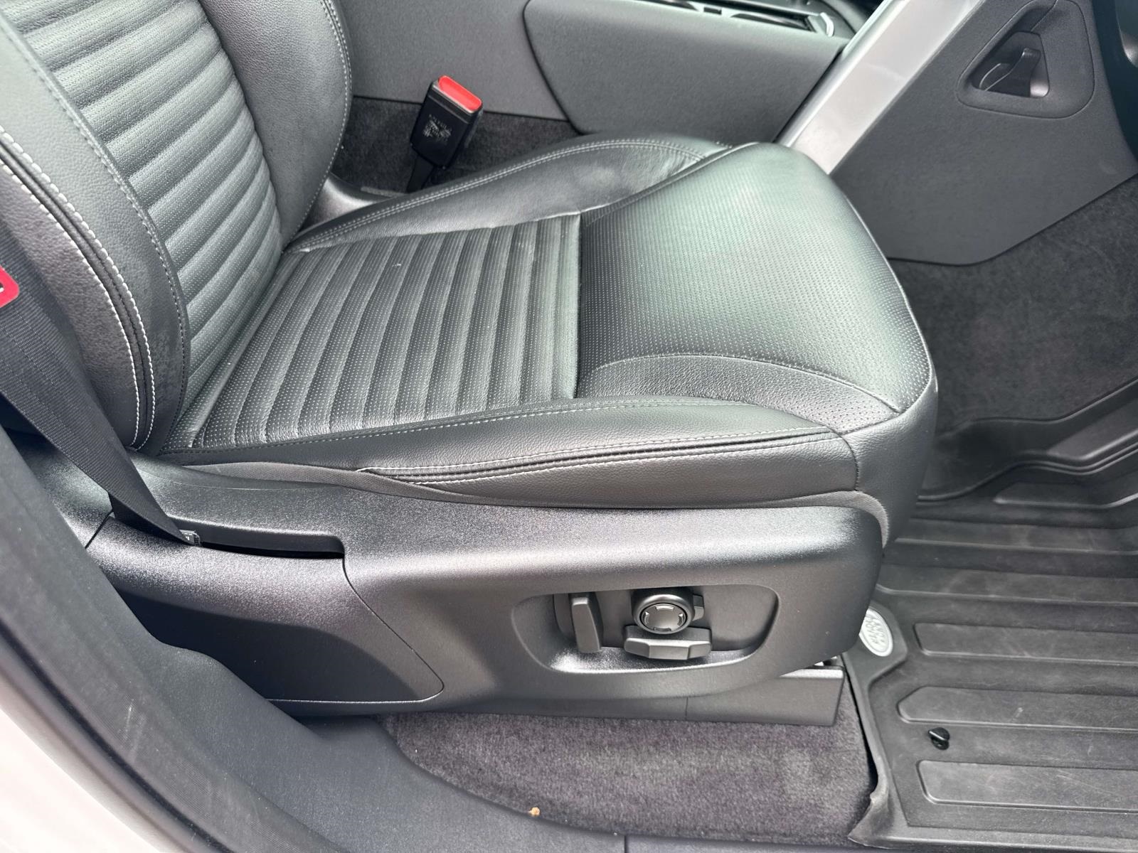 2024 Land Rover Discovery S photo 7