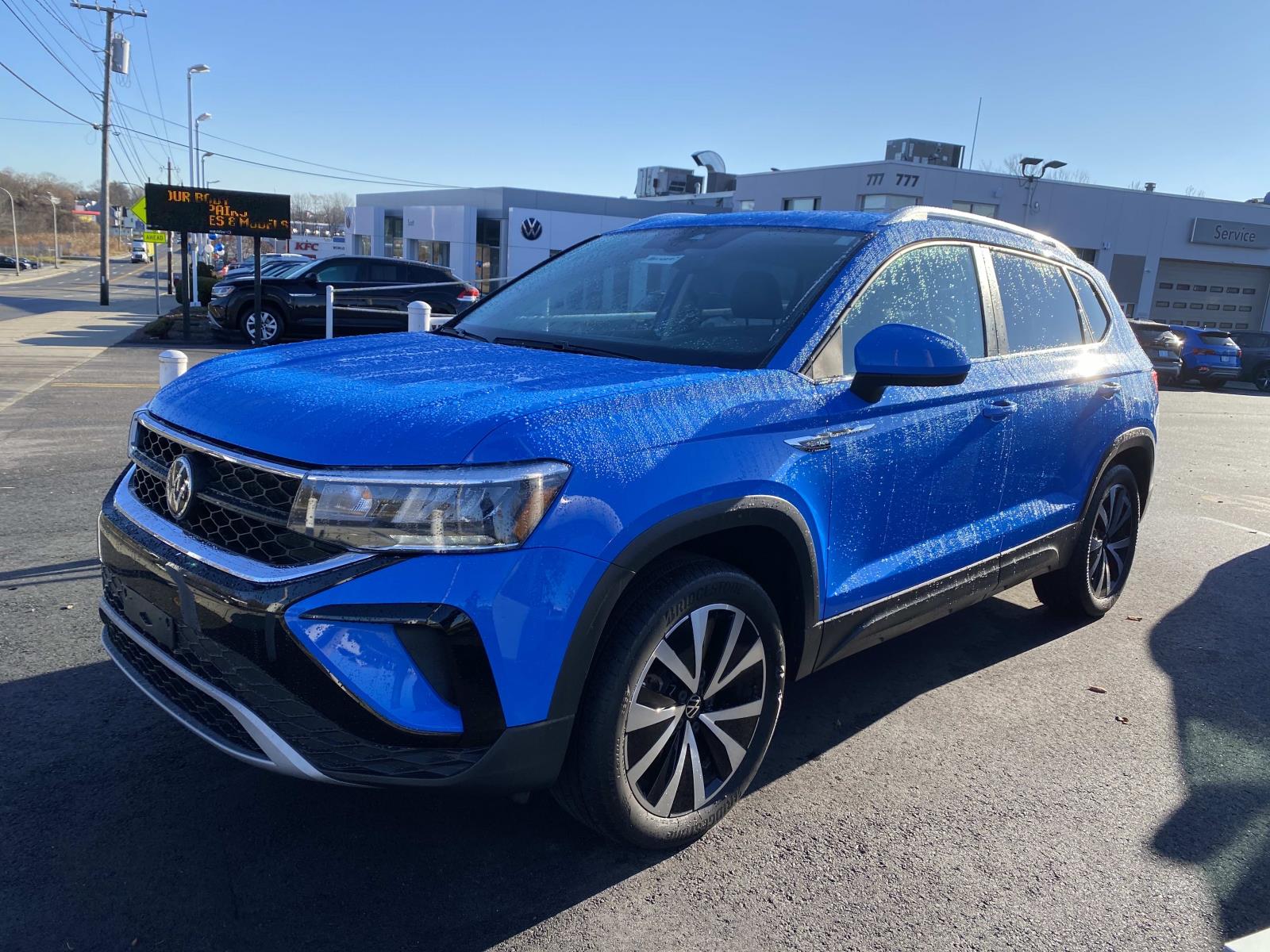 2023 Volkswagen Taos SE's photo