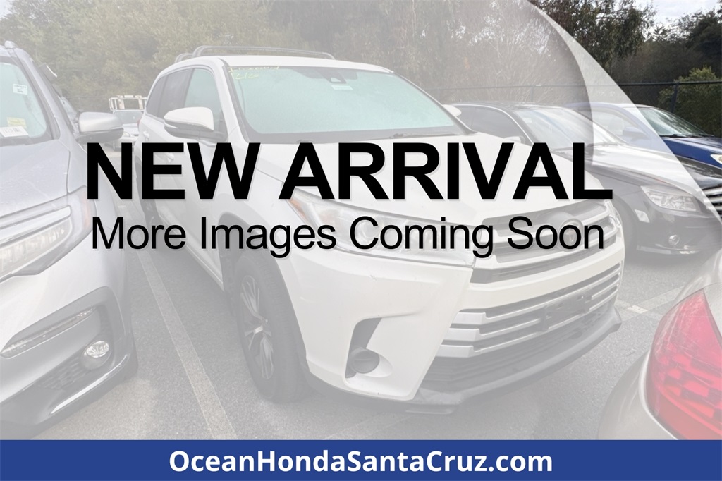 2018 Toyota Highlander LE's photo