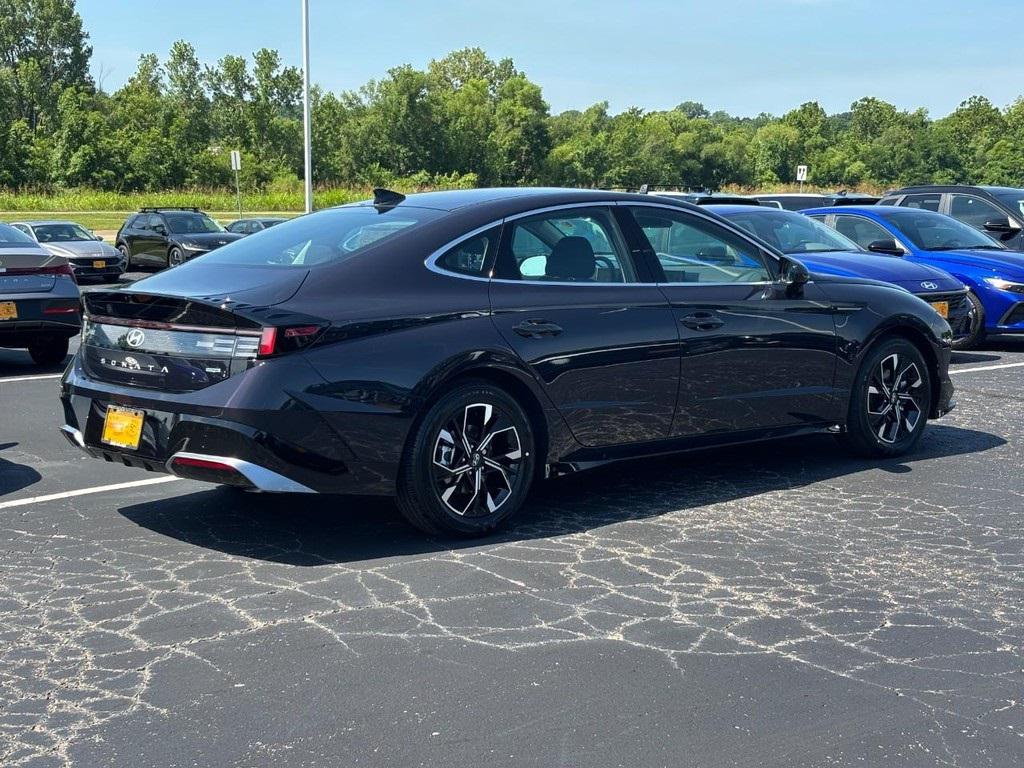 2025 Hyundai Sonata SEL photo 3
