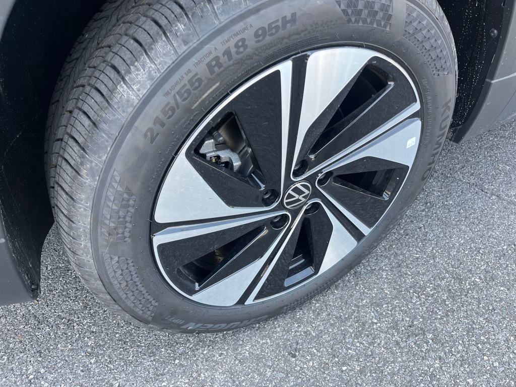 2025 Volkswagen Taos SE photo 2