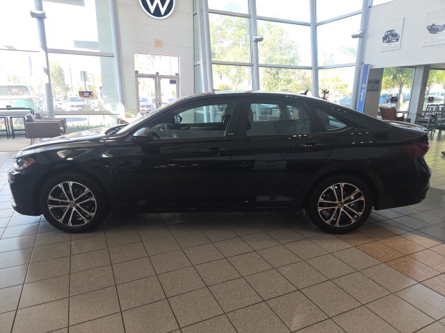 2025 Volkswagen Jetta Sport photo 4
