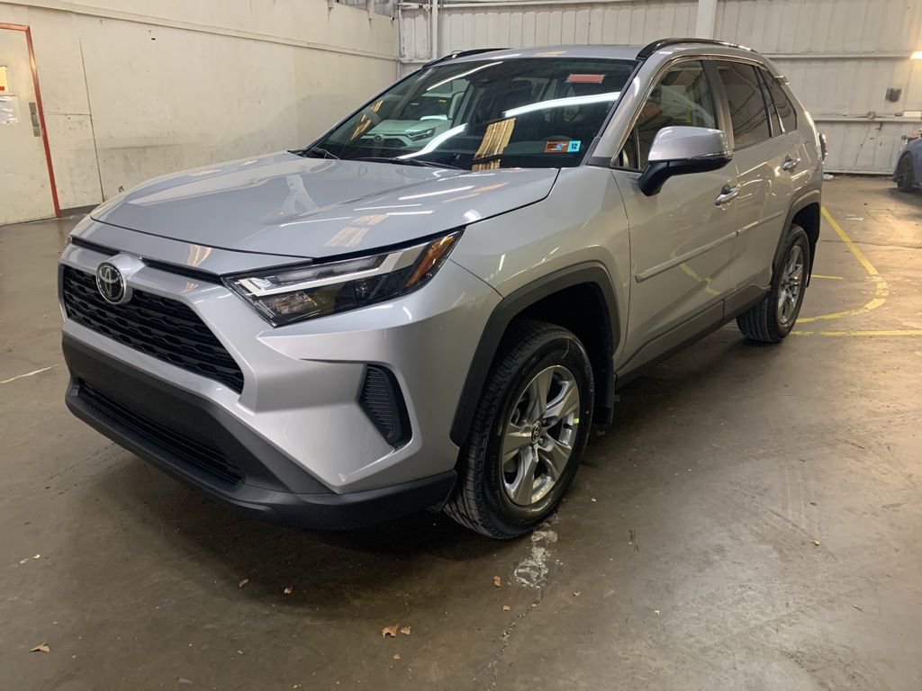 2025 Toyota RAV4 XLE's photo
