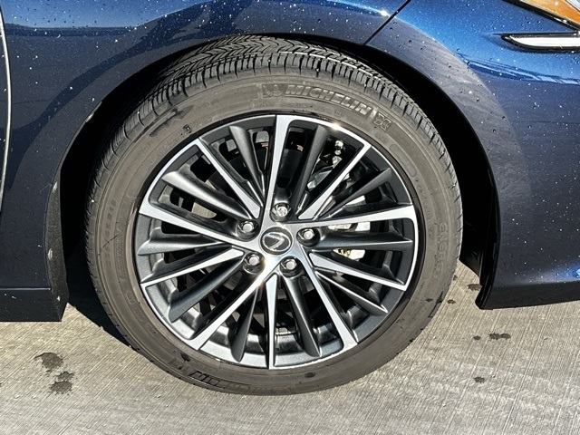 2022 Lexus ES 300h photo 3