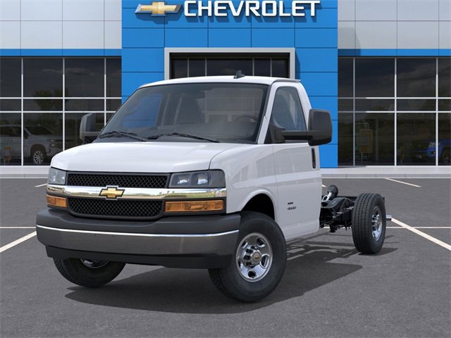 2025 Chevrolet Express Cutaway 3500 photo 4