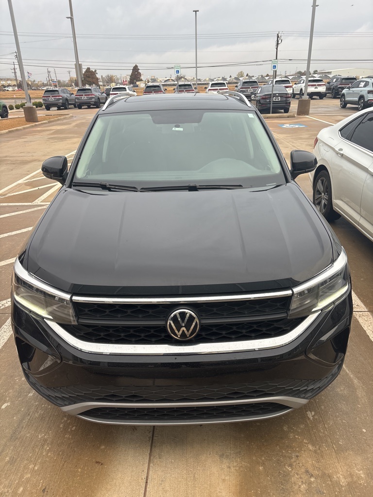 2022 Volkswagen Taos SE photo 2
