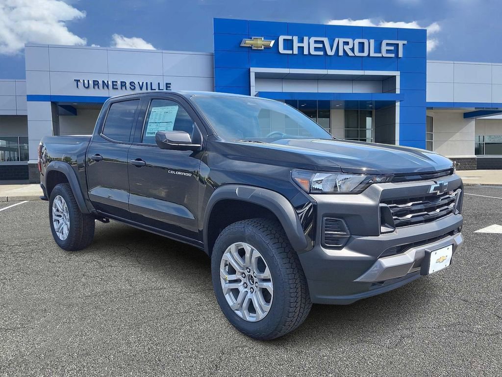 2025 Chevrolet Colorado Trail Boss photo 2