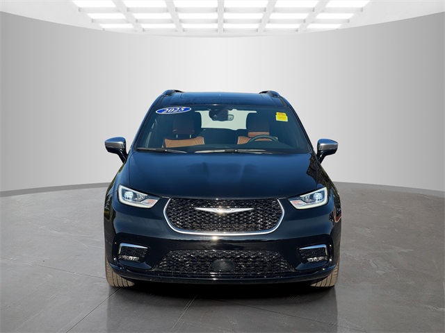 2025 Chrysler Pacifica Pinnacle photo 2