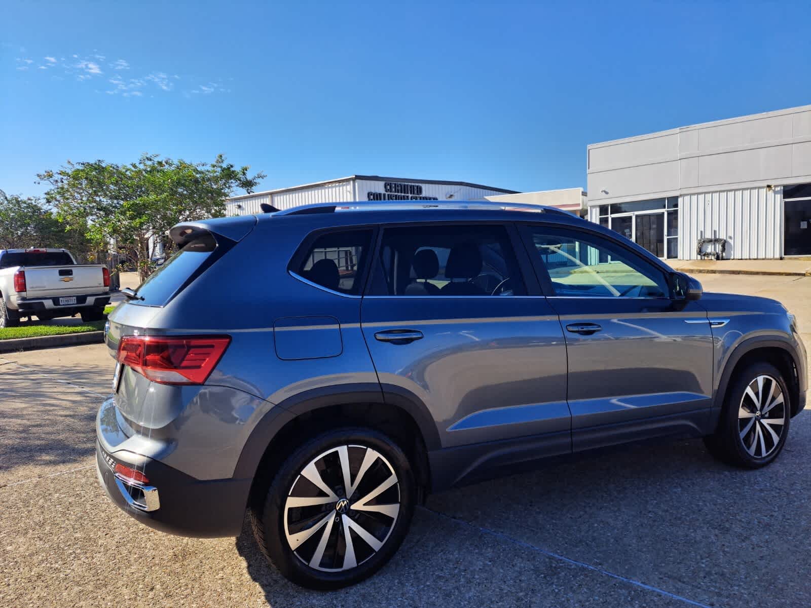 2024 Volkswagen Taos SE photo 3