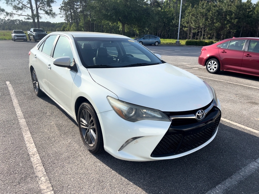 2015 Toyota Camry SE photo 2
