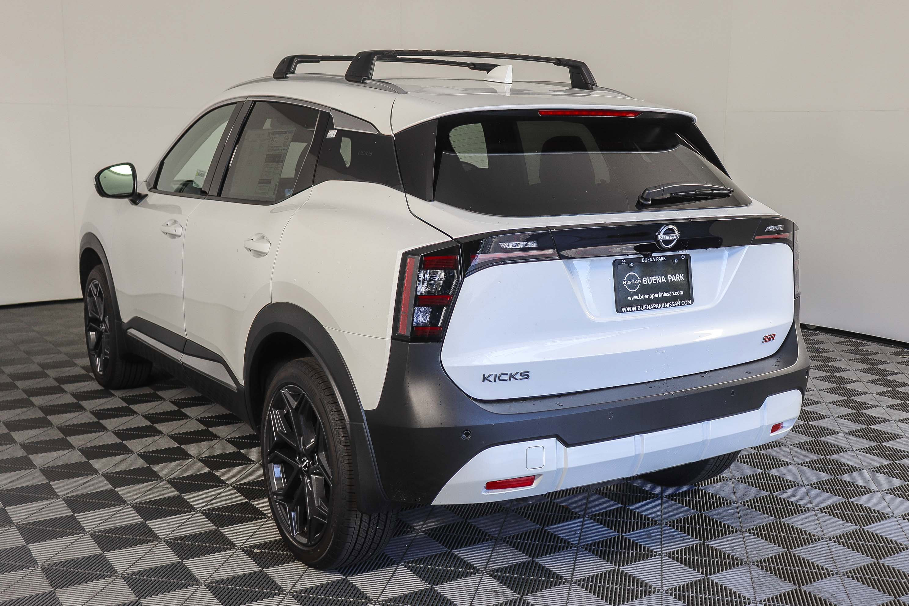 2025 Nissan Kicks SR photo 6
