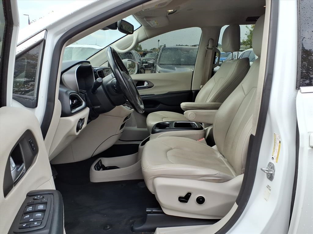2021 Chrysler Pacifica Touring L photo 11