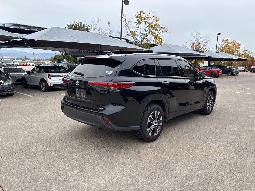 2022 Toyota Highlander XLE photo 3