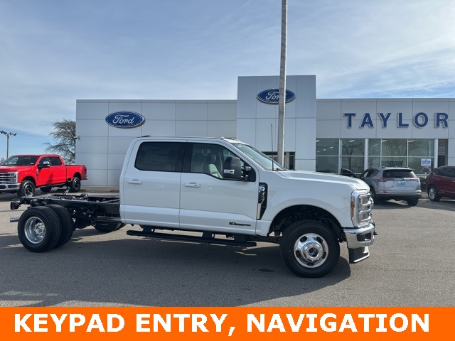 2026 Ford F-350 Super Duty Chassis Cab Lariat's photo
