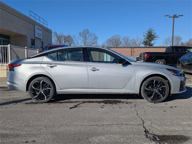2025 Nissan Altima SR photo 2