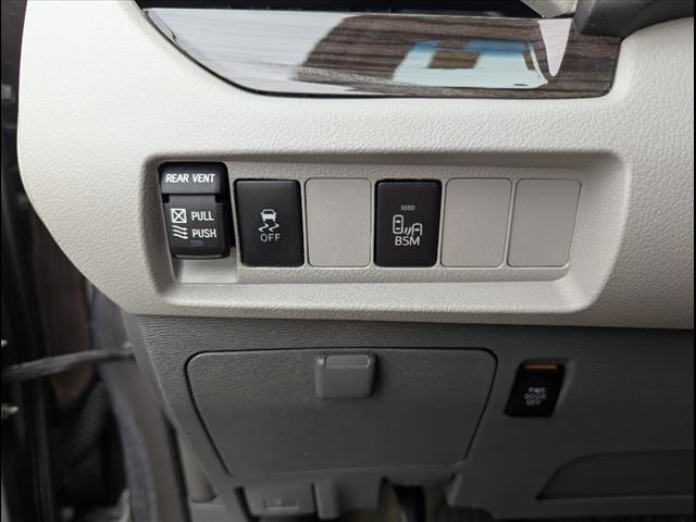 2016 Toyota Sienna XLE photo 14