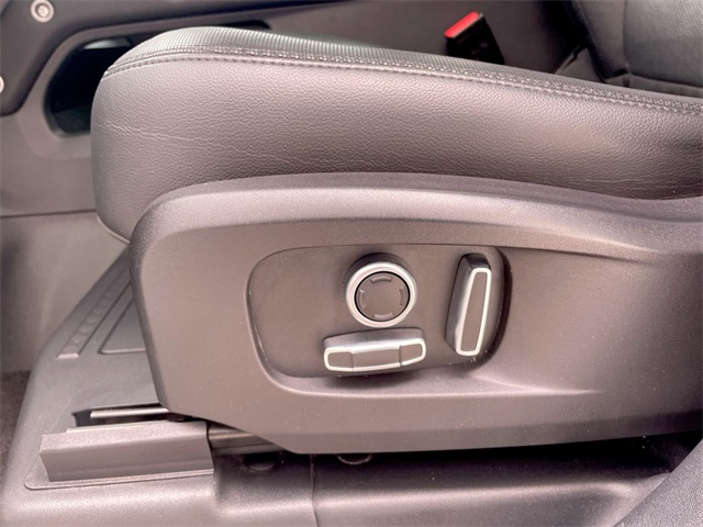 2024 Land Rover Defender 130 X-Dynamic SE photo 4