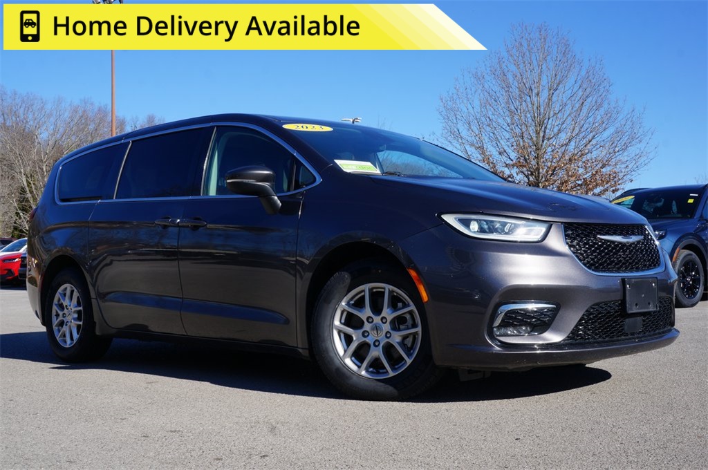 2023 Chrysler Pacifica Touring L's photo