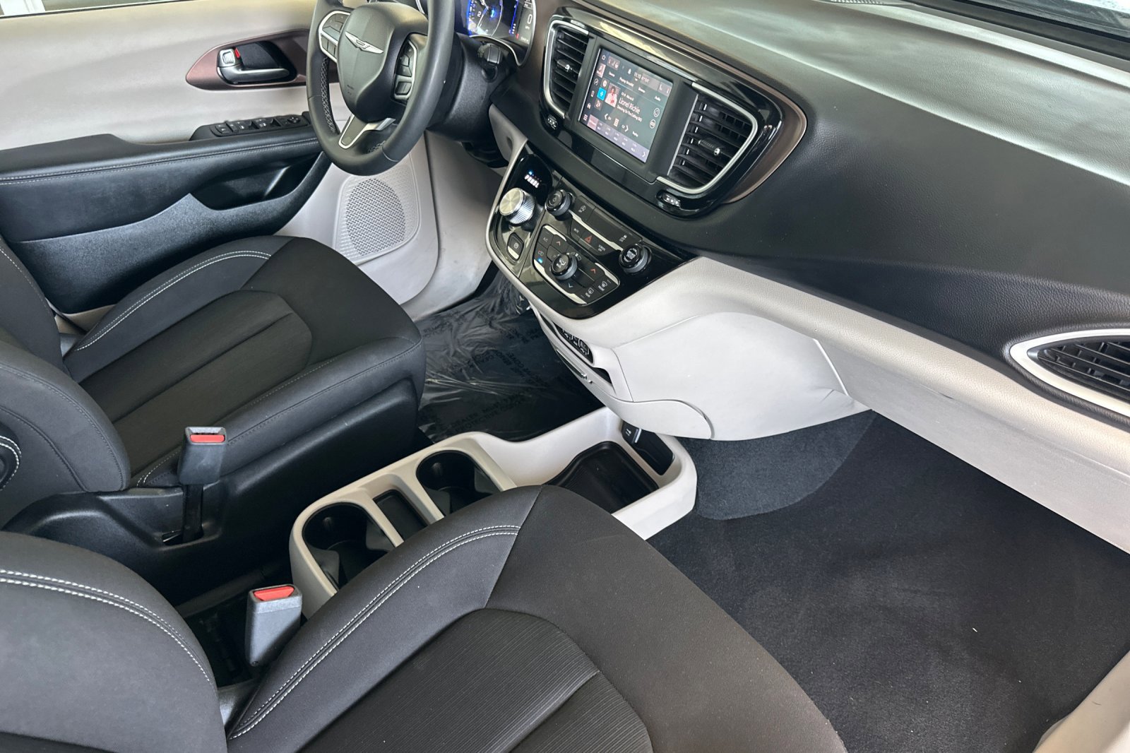 2023 Chrysler Pacifica LX photo 13