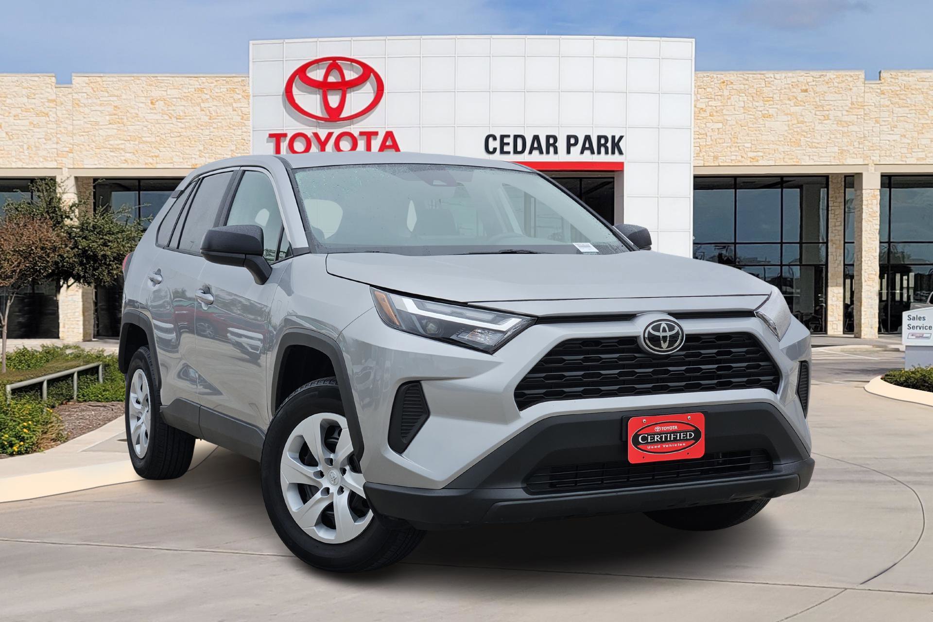 2025 Toyota RAV4 LE's photo
