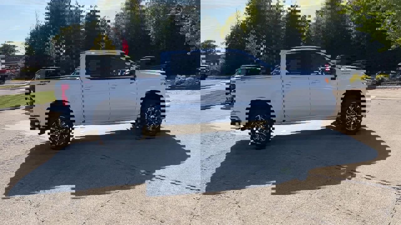 2022 Chevrolet Silverado 1500 RST photo 2