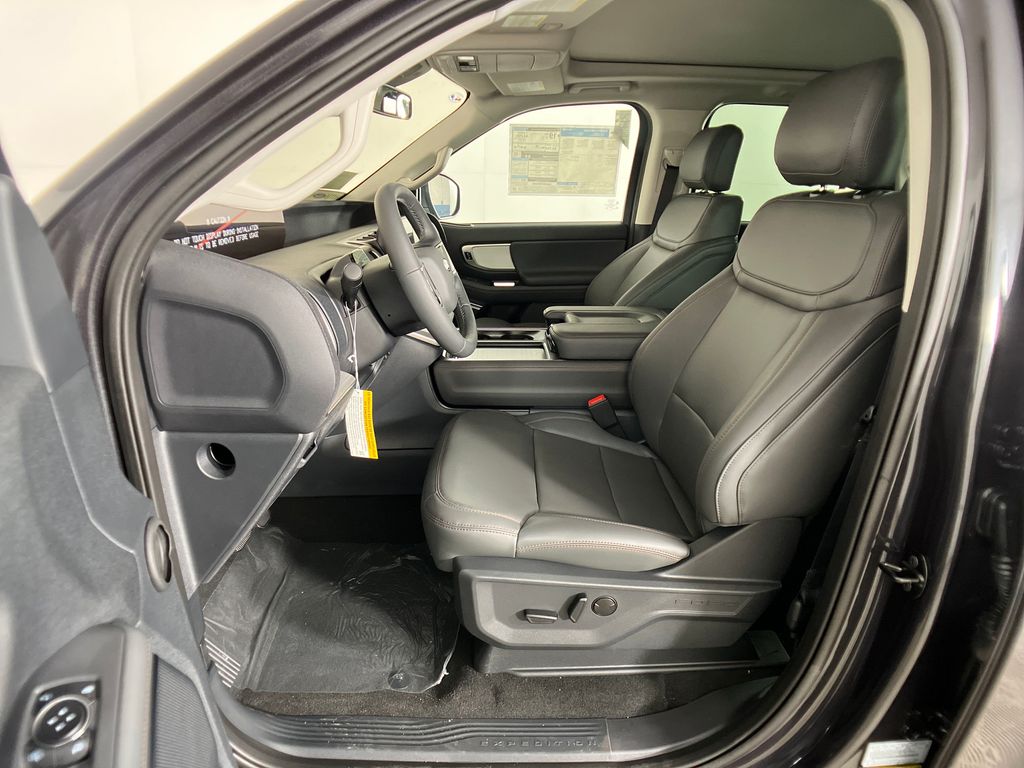 2025 Ford Expedition MAX photo 4