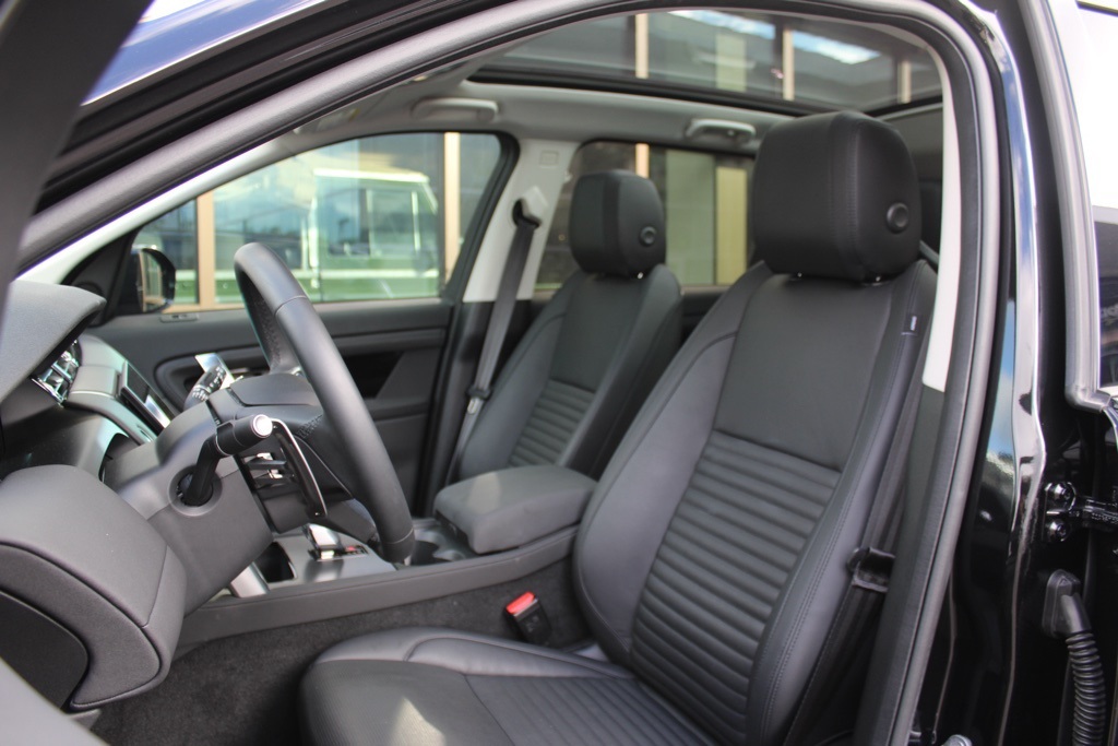 2025 Land Rover Discovery Sport S photo 3