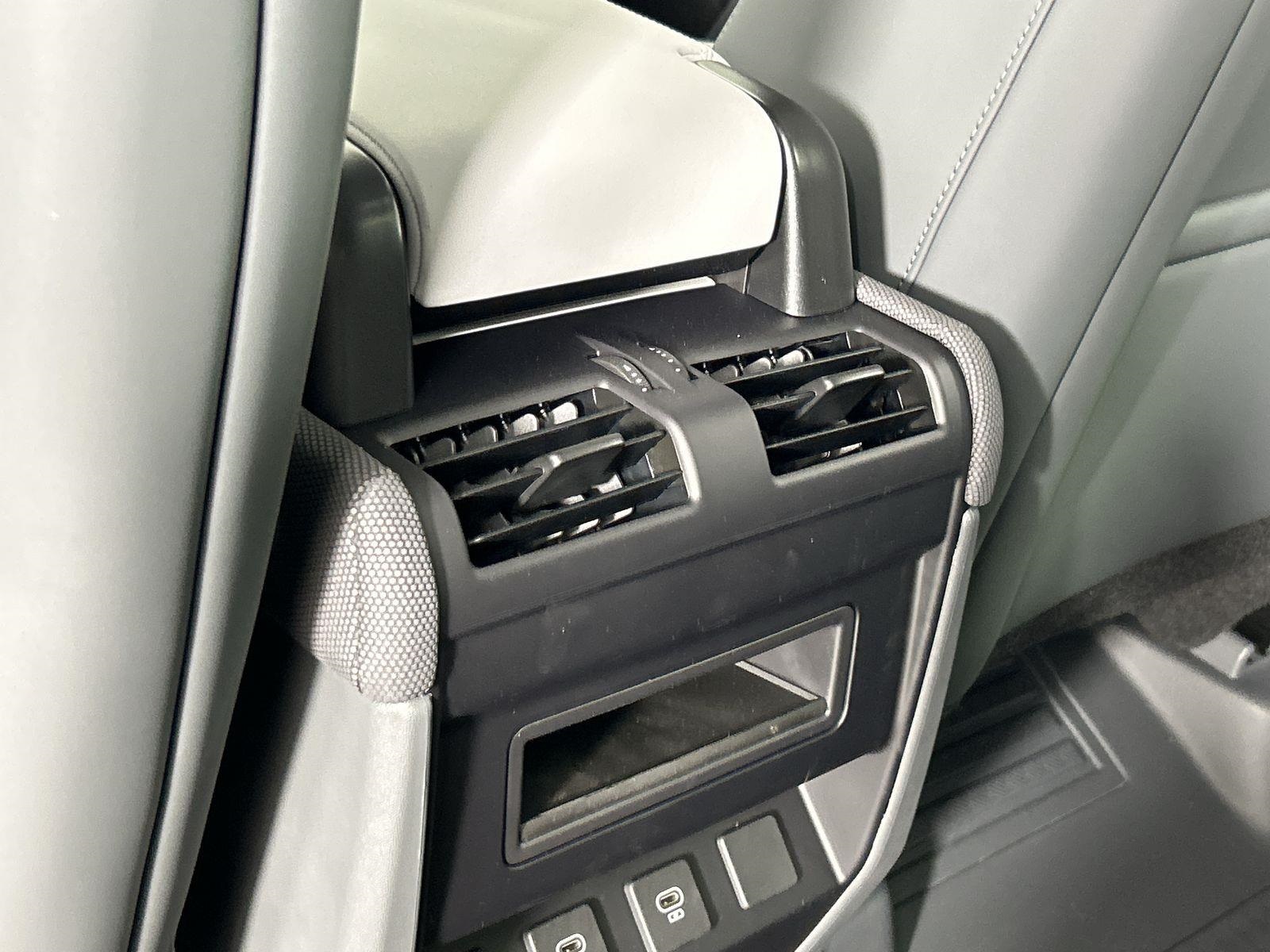 2025 Land Rover Defender 110 S photo 26