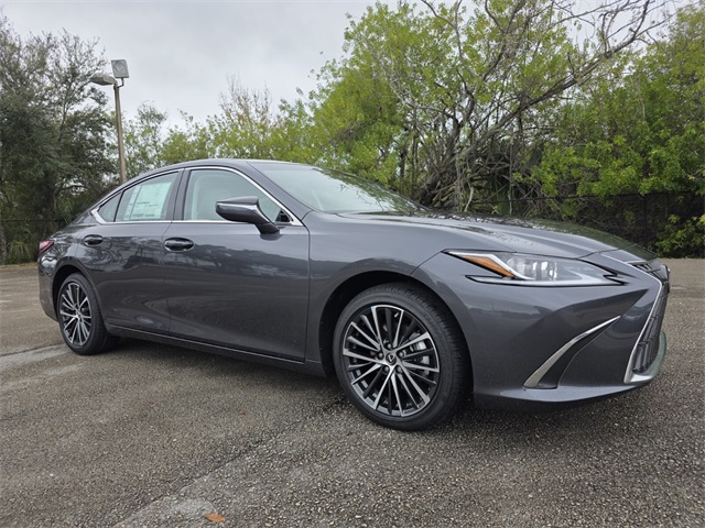 2025 Lexus ES 350's photo