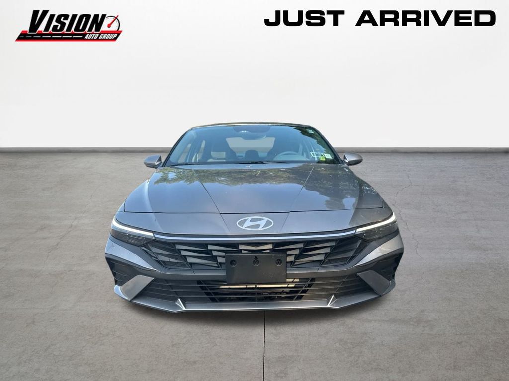 2024 Hyundai Elantra SEL photo 2