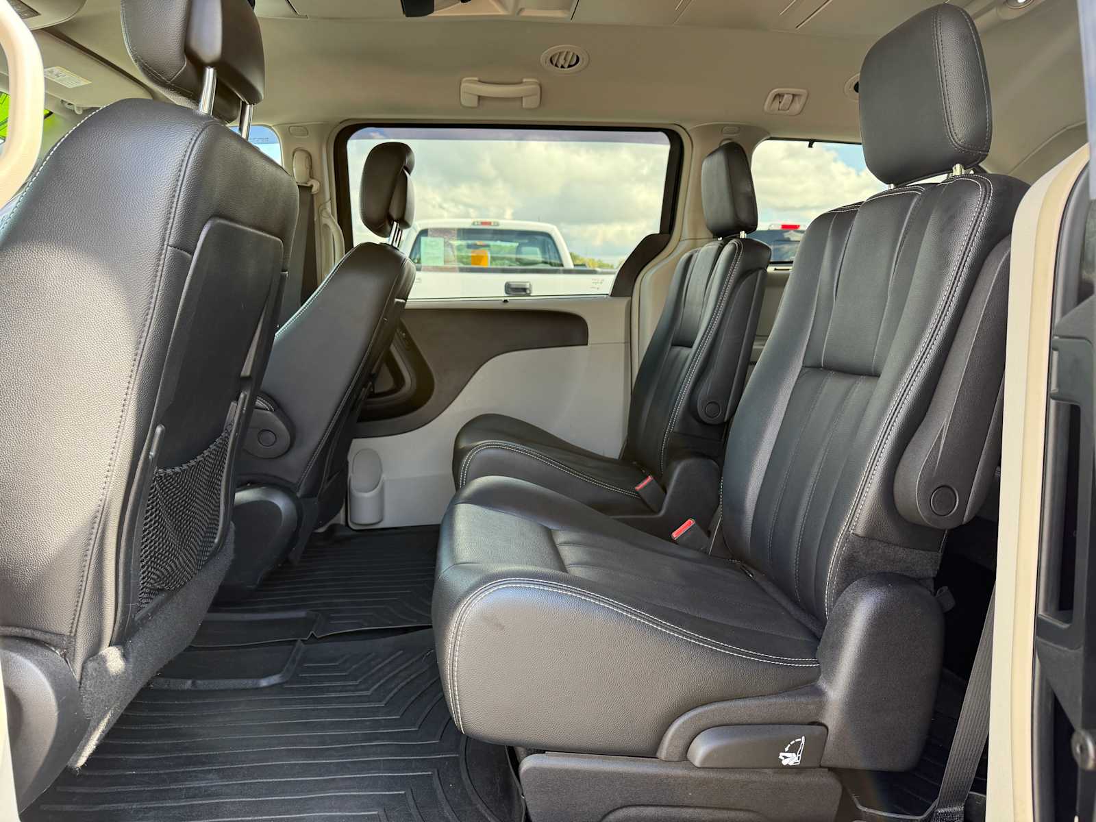 2016 Chrysler Town & Country Touring photo 32