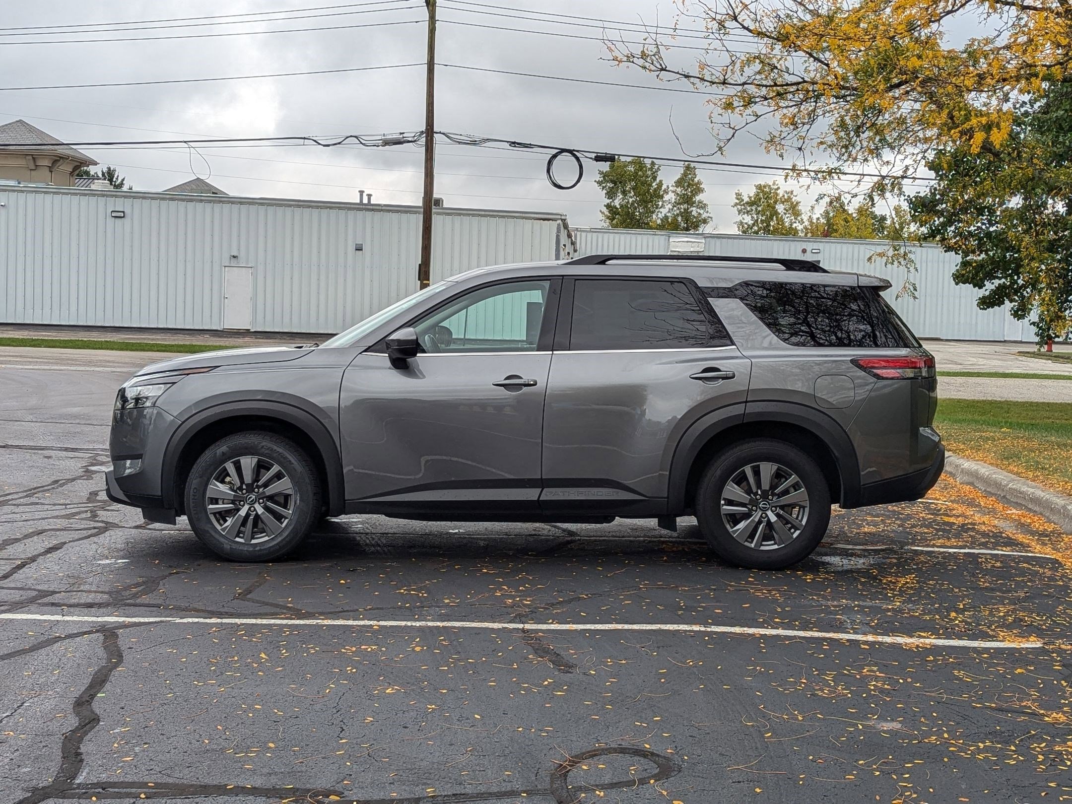 2024 Nissan Pathfinder SV photo 2