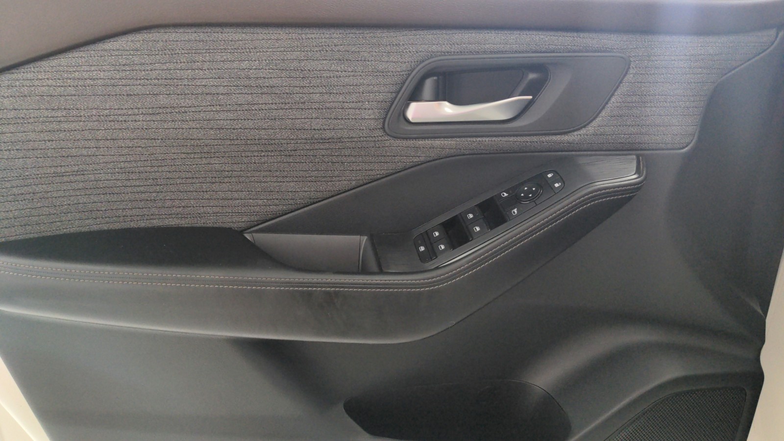 Used 2023 WHITE Nissan SV image 21