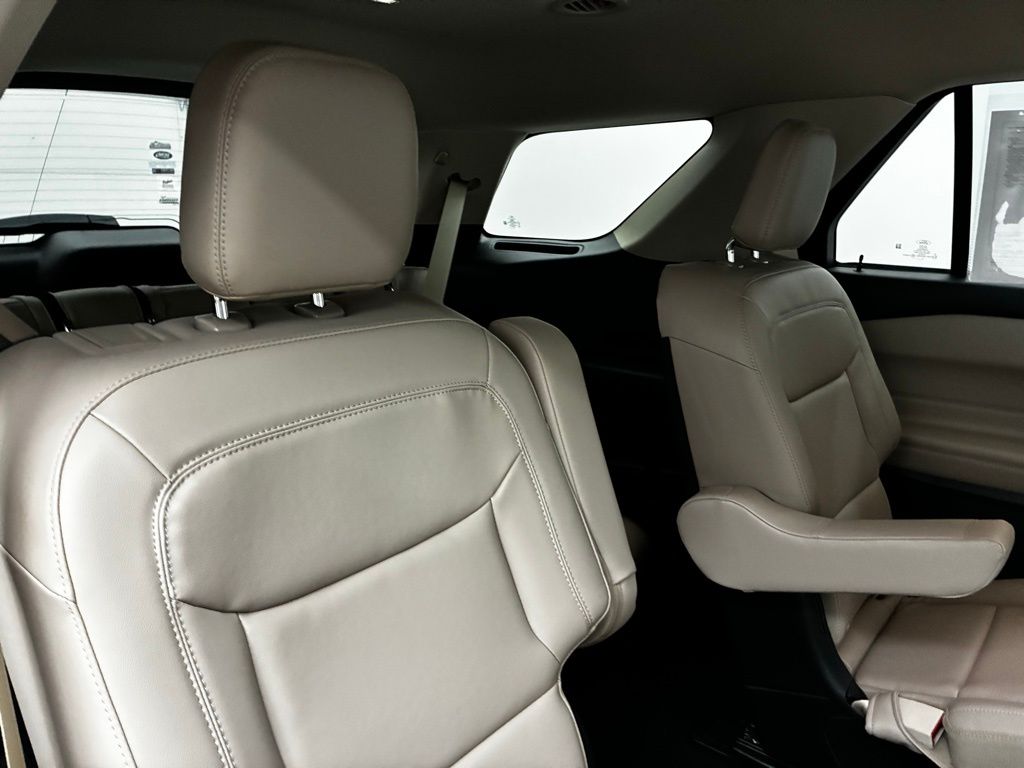 2023 Ford Explorer XLT photo 28