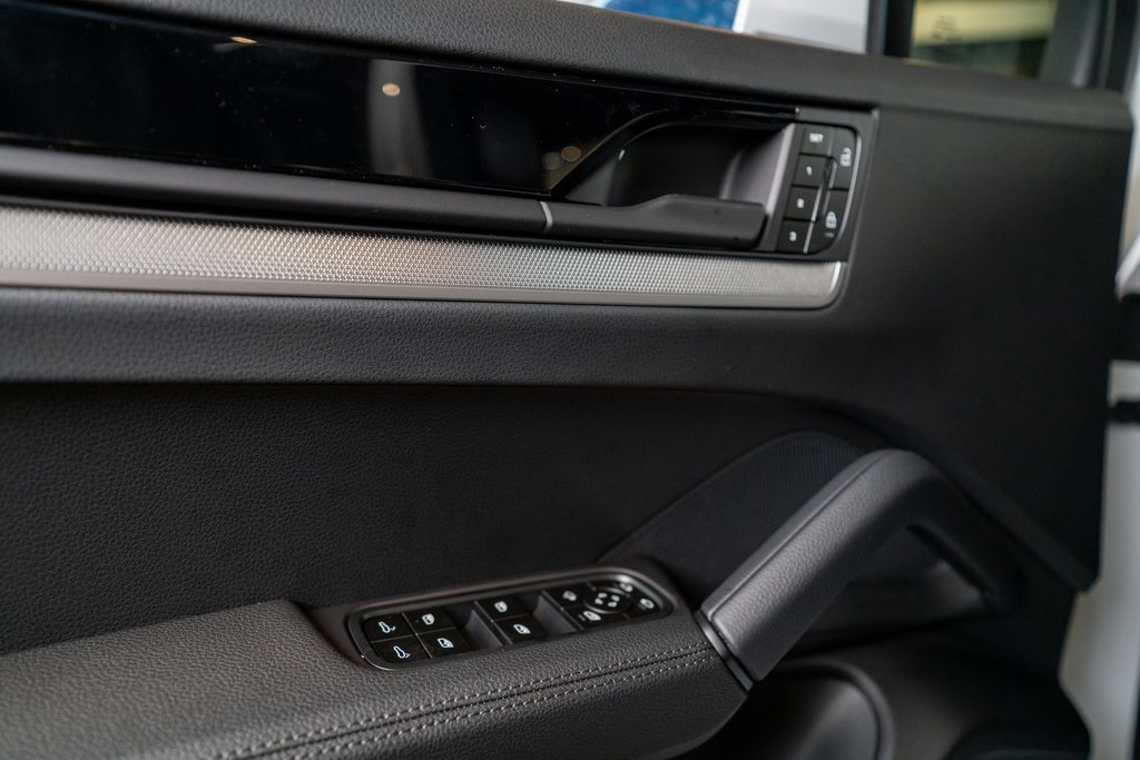 2025 Porsche Cayenne photo 17