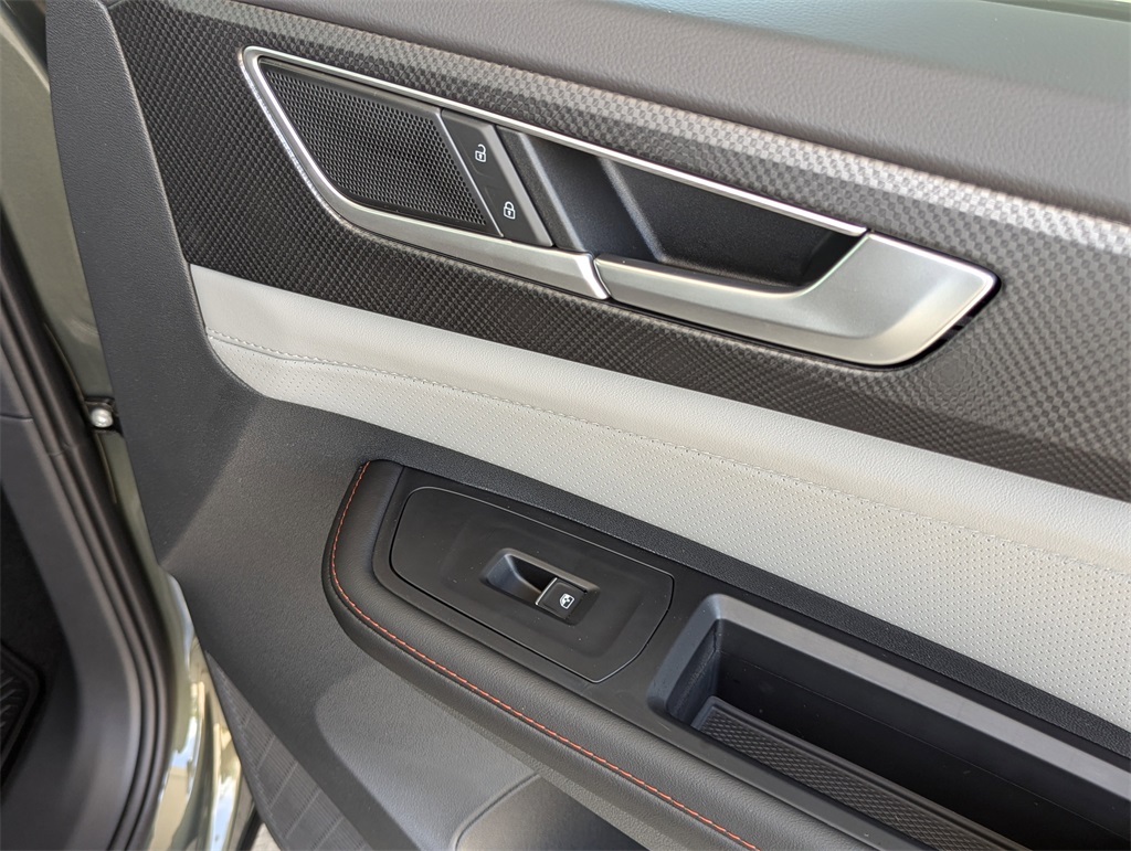 2025 Volkswagen Atlas SE Technology Peak Edition photo 34