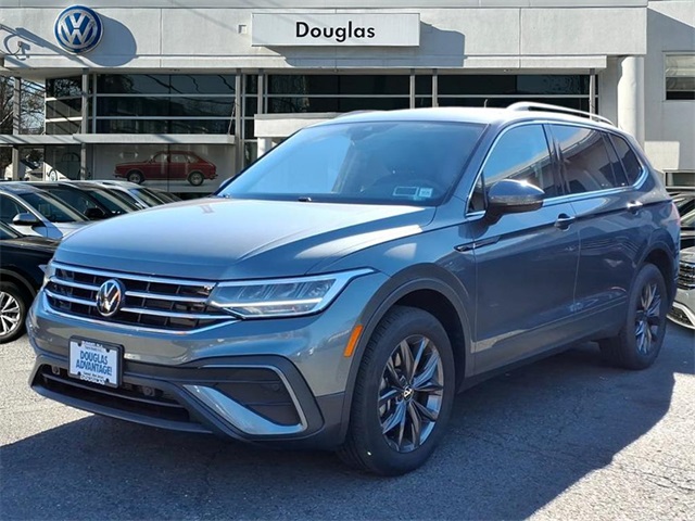2023 Volkswagen Tiguan SE's photo