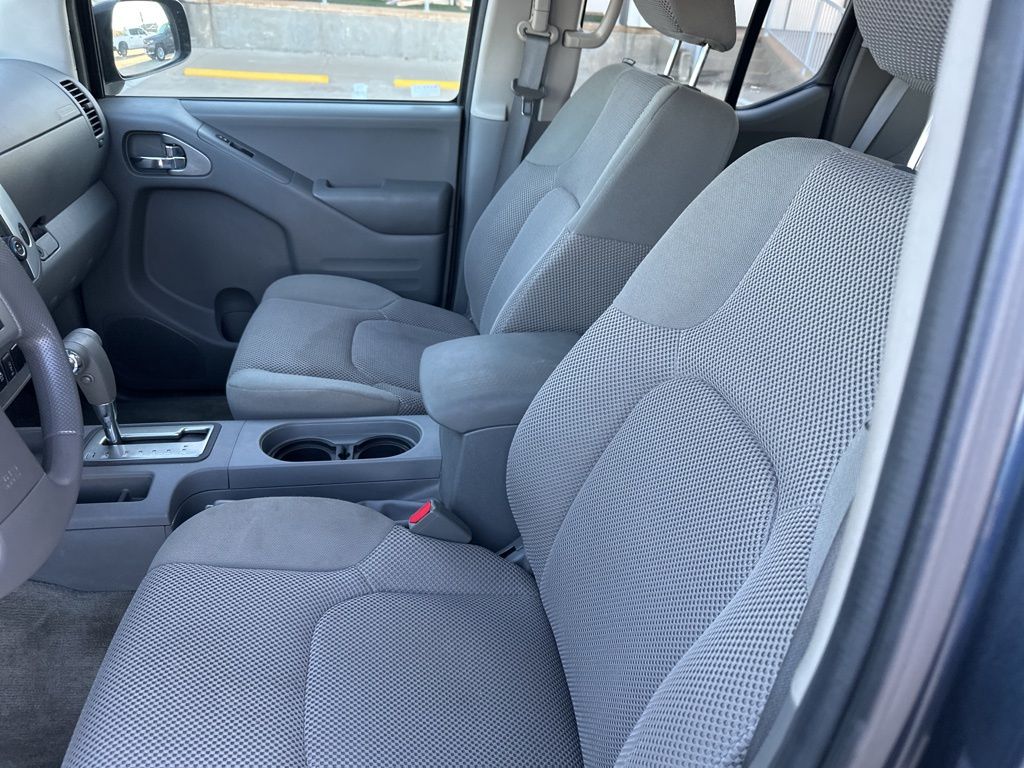 2015 Nissan Frontier SV photo 2