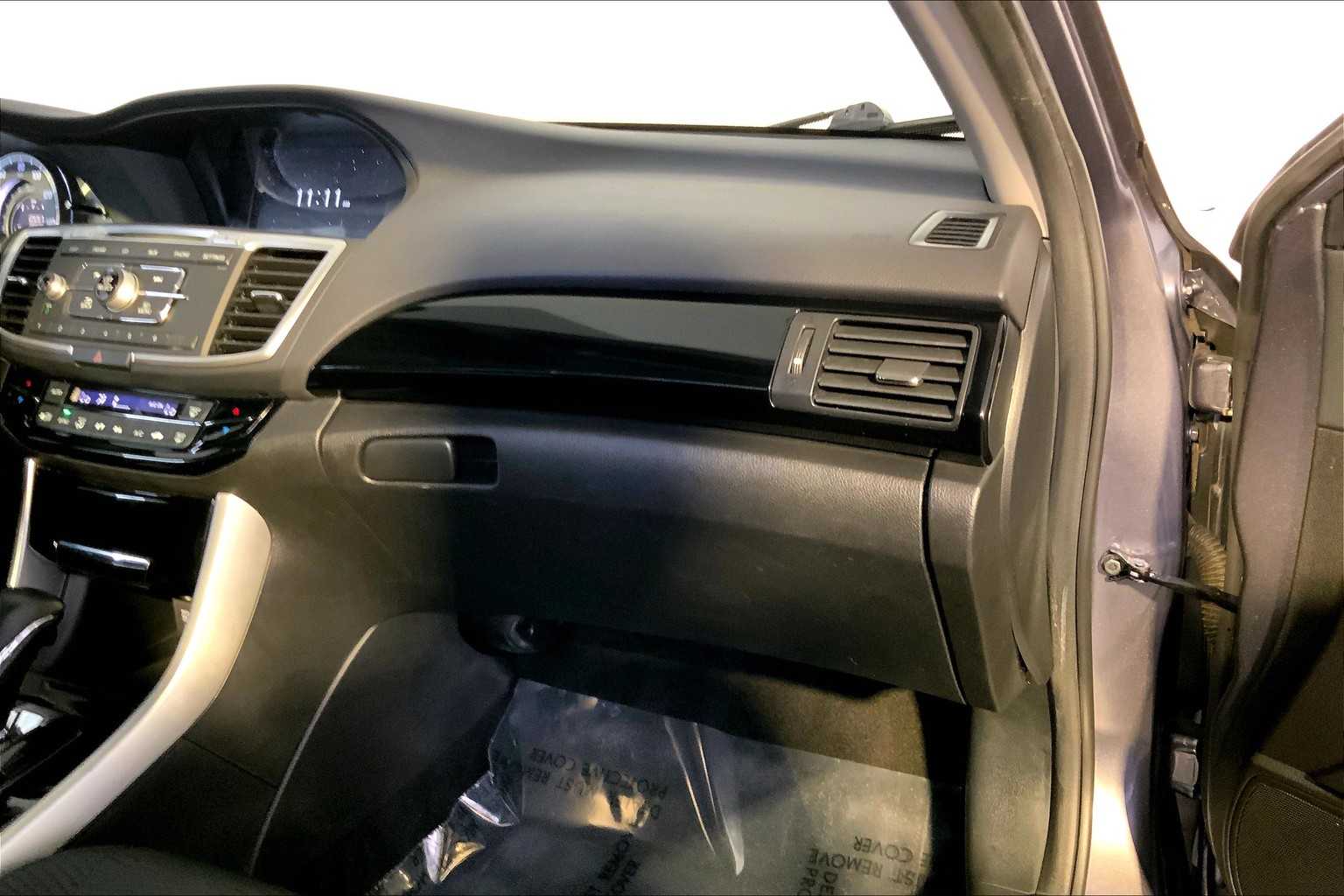 2016 Honda Accord LX photo 17