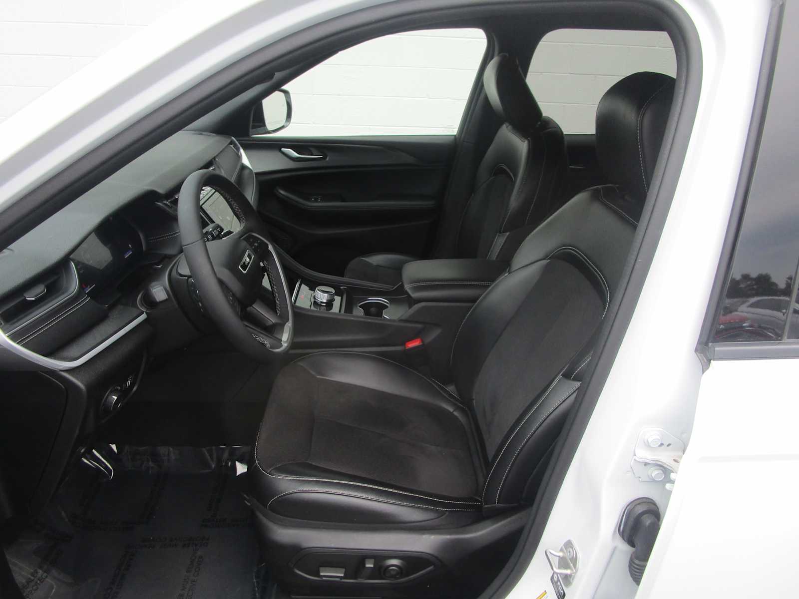 2024 Jeep Grand Cherokee Laredo photo 9