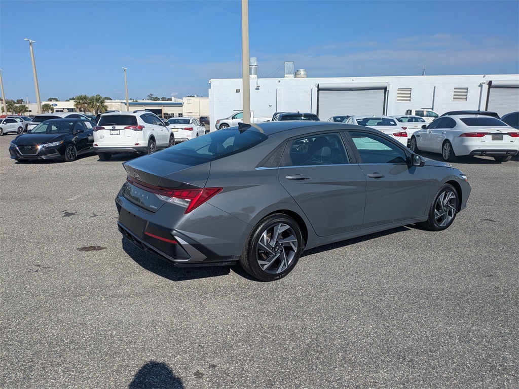 2024 Hyundai Elantra Limited photo 3