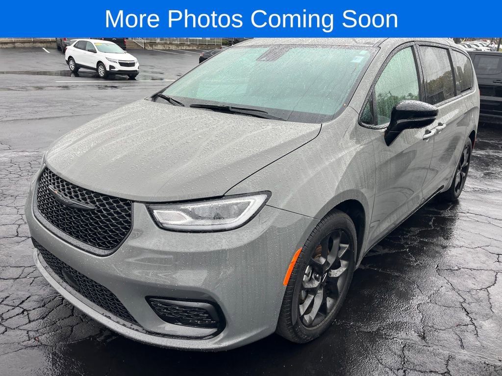 2025 Chrysler Pacifica Limited's photo