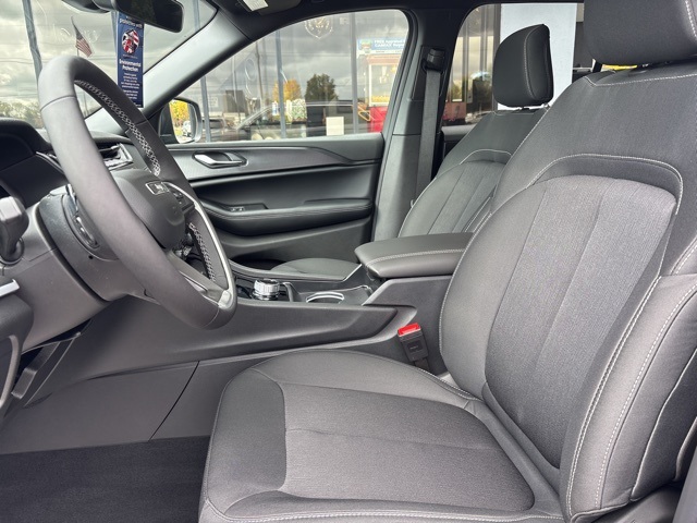 2025 Jeep Grand Cherokee Laredo photo 4