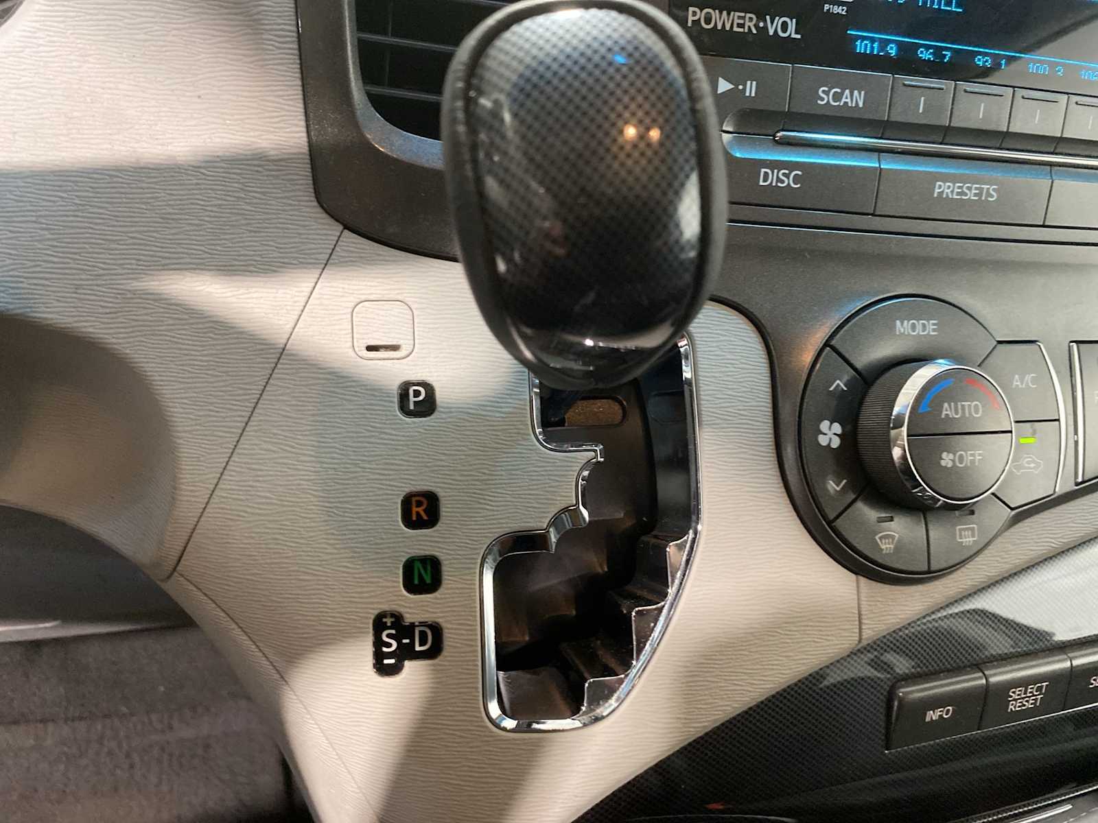 2011 Toyota Sienna SE photo 17