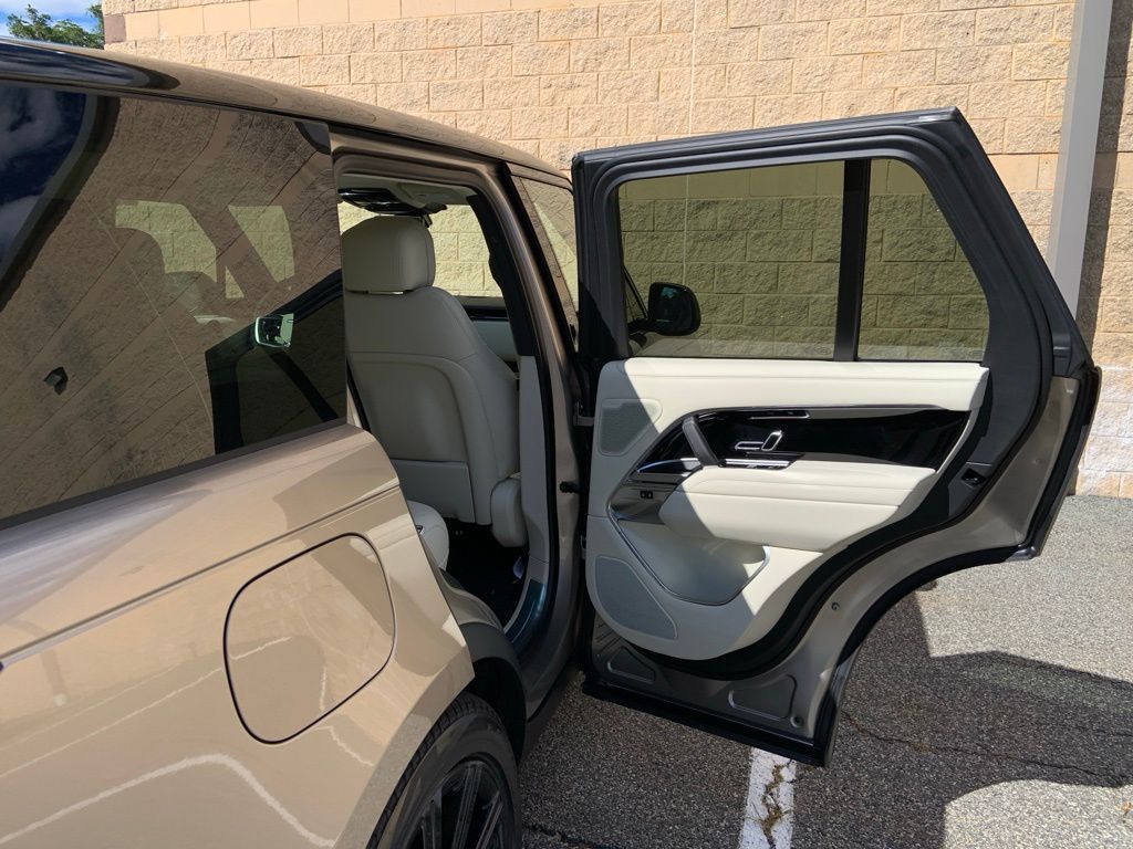 2025 Land Rover Range Rover SE photo 16