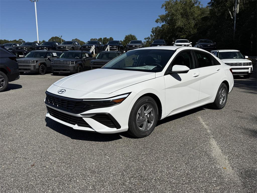2026 Hyundai Elantra SE photo 2